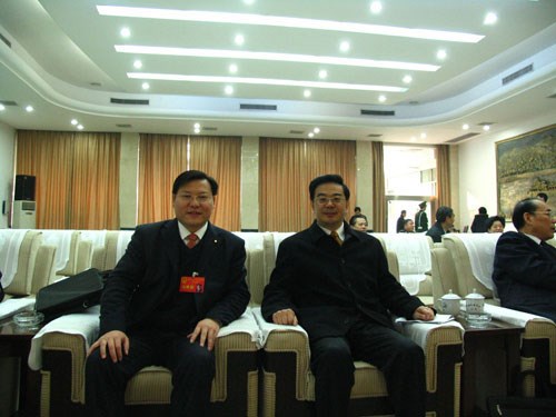 王董與最高人民法院院長、原湖南省省長周強(qiáng)在一起